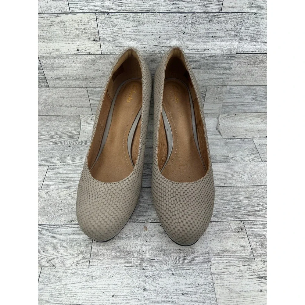 Clarks Artisan Taupe Snakeskin Textured Platform Pump Heels Round Toe Women 8.5M